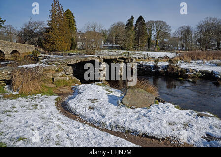 Uralte Clapper Bridge bei Postbridge, Dartmoor Nationalpark, Devon, UK Stockfoto