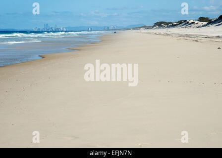 Ansicht von Surfers Paradise, von South Stradbroke Island, Gold Coast, Queensland, Australien Stockfoto