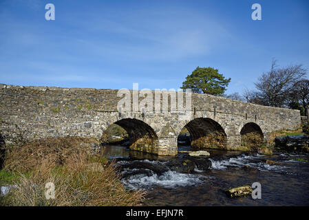 Die Straßenbrücke bei Postbridge, Dartmoor Nationalpark, Devon Stockfoto