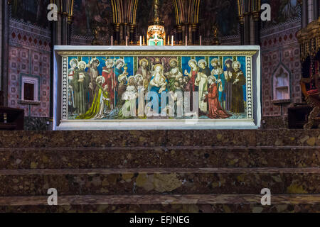 Bunt bemalte Altar der Anbetung der Madonna mit Kind im St James's Kirche, Spanisch, Marylebone, London W1 Stockfoto