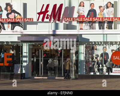 dh H&M Store PRINCES STREET EDINBURGH Eingang zum Tuchladen H und M Kleidung Ladenfront uk außen Stockfoto