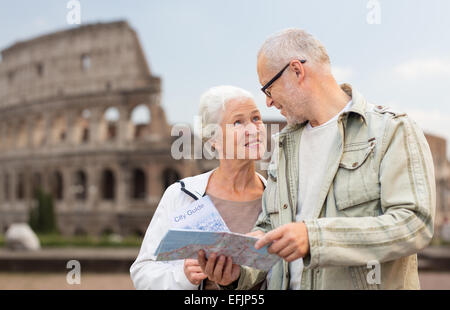 Älteres Paar auf Stadtstraße Stockfoto