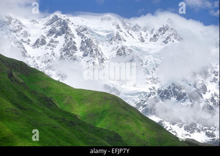Sommerlandschaft mit Kaukasus Shkhara Berg gesehen von Ushguli Dorf in der oberen Region Swanetien, Georgien Stockfoto