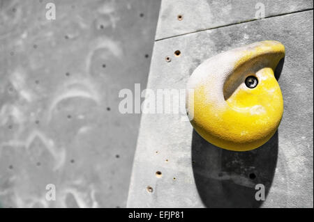 Gelb macht über eine künstliche indoor-Kletterwand Stockfoto