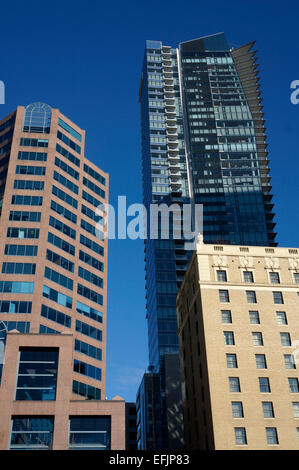 Rosewood Hotel Georgia und Privatresidenzen Turm (rechts) und HSBC Building (links) in der Innenstadt, Vancouver, BC, Kanada Stockfoto