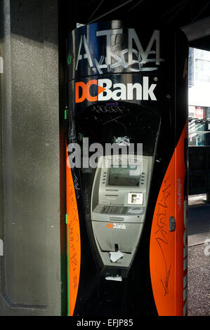 Eine gut gebrauchte ATM oder automatische Kassentresore Banking Maschine an der Granville Street in der Innenstadt von Vancouver, BC, Kanada Stockfoto