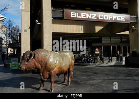 Royal Sweet Diamond Stier Bronzeskulptur von Joe Fafard außerhalb Blenz Coffee Shop in West Georgia, Vancouver, BC, Kanada Stockfoto