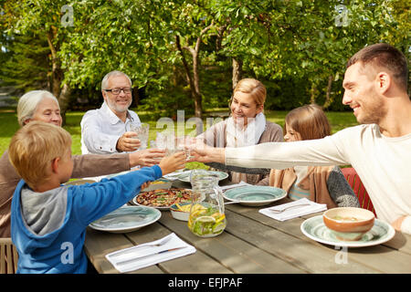 glückliche Familie mit Abendessen im Sommergarten Stockfoto