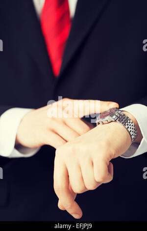 Mann auf der Suche auf Armbanduhr Stockfoto