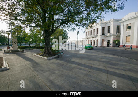 Straßenszene Plaza de Armas und Nordseite des Parque Jose Marti und des Teatro Tomas Terry, Cienfuegos, Kuba. Stockfoto