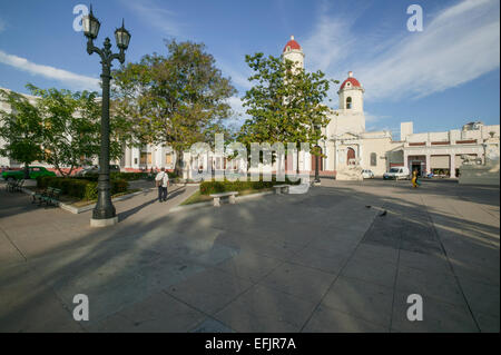 Ansicht von Cienfuegos Stadtzentrum Jose Marti Park, Cienfuegos Kathedrale und Löwen Skulpturen zeigen. Stockfoto