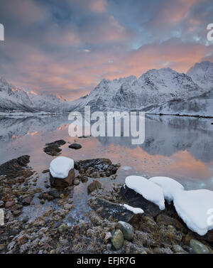 Hafen Sie in der Nähe von Sildpollneset, Vestpollen, Austnesfjorden, Austvagoya, Lofoten, Nordland, Norwegen Stockfoto