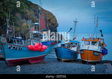 Strandeten Angelboote/Fischerboote am Abend Ebbe in Cadgwith Cove, Cornwall, England, UK Stockfoto