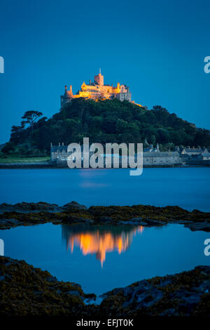 Abenddämmerung Reflexionen unter St. Michaels Mount, Marazion, Cornwall, England Stockfoto