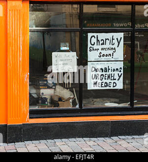 Melden Sie sich an einem Charity-Schaufenster bitten um Spenden, New Ross, Co. Wexford, Irland Stockfoto