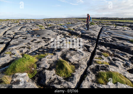 Frau stehend auf Kalkstein Pflaster in Doolin, Co. Clare, Irland Stockfoto