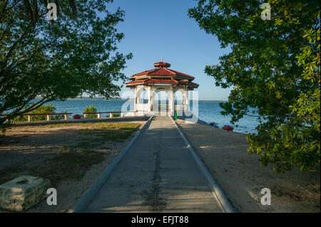 Schönen weißen Pavillon mit einem roten Ziegeldach, und Bögen entlang der Uferpromenade auf Bucht von Cienfuegos sitzen, in der Gegend von Punta Gorda Cienfuegos, Kuba. Stockfoto