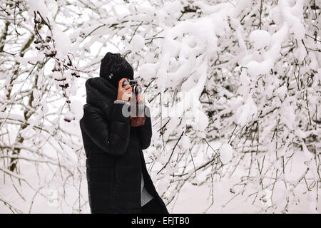 Mädchen in den Winterwald fotografiert Stockfoto