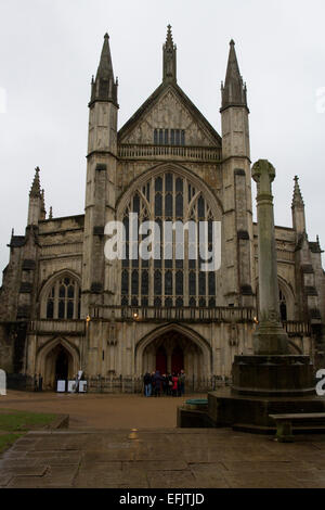 Kathedrale von Winchester, Hampshire, England zeigen wichtigsten West-Eingang und Krieg-Denkmal im Januar Stockfoto