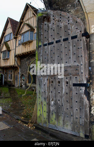 Im 15. Jahrhundert vor Tor Haupteingang zum Cathedral Close führen zur Kathedrale von Winchester, Hampshire, England im Januar Stockfoto