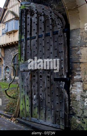 Im 15. Jahrhundert vor Tor Haupteingang zum Cathedral Close führen zur Kathedrale von Winchester, Hampshire, England im Januar Stockfoto