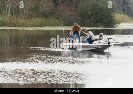 Zwei Freunde in einem Bass Boot Angeln an einem Bach in Zentral-Florida-USA Stockfoto