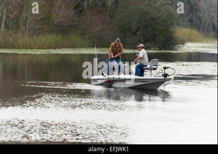 Zwei Freunde in einem Bass Boot Angeln an einem Bach in Zentral-Florida-USA Stockfoto