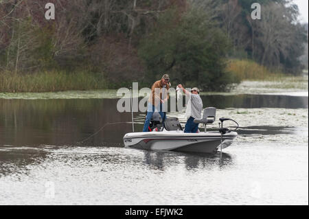 Zwei Freunde in einem Bass Boot Angeln an einem Bach in Zentral-Florida-USA Stockfoto