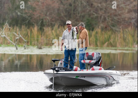 Zwei Freunde in einem Bass Boot Angeln an einem Bach in Zentral-Florida-USA Stockfoto