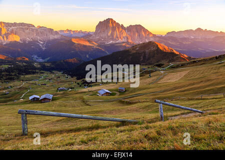 Dolomiten Alpen im Sommer. Geisler-Berge, genommen von der Seceda Hütte, Italienische Alpen Stockfoto