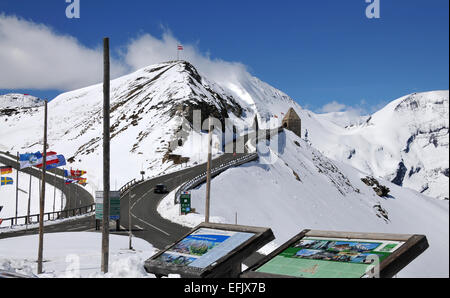 Blick auf die Hochalpenstraße unter dem Großglockner-Berg, Salzburger Land, Österreich Stockfoto