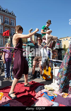 Musiker spielen Musik auf einem Power-Box, Frau Hula hooping auf ihrem Messestand, Flohmarkt am Schanzenfest, Schanzenviertel, Schinken Stockfoto