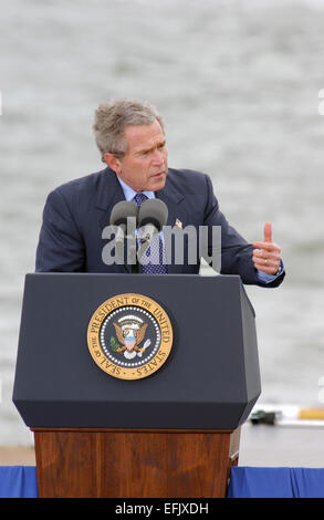 US-Präsident George W. Bush befasst sich mit dem Krieg gegen den Terrorismus während eines Besuchs in der Union Pier 5. Februar 2004 in Charleston, South Carolina and Homeland Security. Stockfoto