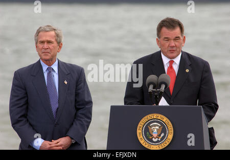 US-Homeland Security Secretary Tom Ridge führt Präsident George W. Bush während eines Besuchs in der Union Pier 5. Februar 2004 in Charleston, South Carolina. Stockfoto