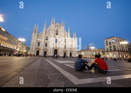 Piazza del Duomo mit Mailänder Dom und Palazzo Dell Arengario in den Abend, Mailand, Lombardei, Italien Stockfoto