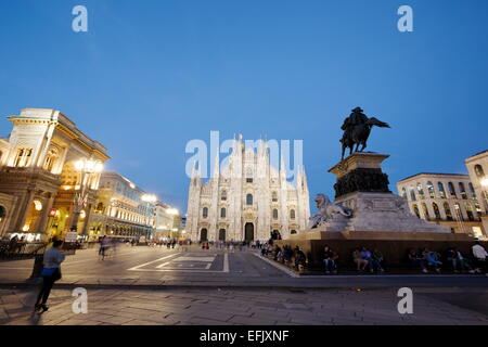 Piazza del Duomo mit Reiterstandbild, Mailänder Dom und Galleria Vittorio Emanuele II in der Abend, Mailand, Lombardei, Ital Stockfoto