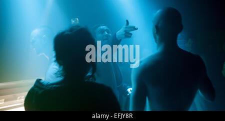 Eine undatiertes Handout Bild zeigt Schauspieler Laia Costa, Frederick Lau Und Franz Rogowski in ein Standbild aus dem Film "Victoria" von Regisseur Sebastian Schipper. Der Film werden im offiziellen Wettbewerb der 65. jährlichen Berliner Filmfestspiele "Berlinale", das von 05 bis 15. Februar 2015 läuft präsentiert. Foto: SENATOR FILM VERLEIHCHEF/BERLINALE/Dpa - obligatorische CREDIT/NO Vertrieb/Nutzung nur bis 15 März 2015 HANDOUT nur zur redaktionellen Nutzung - Stockfoto