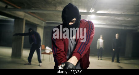 Eine undatiertes Handout Bild zeigt Schauspieler Frederick Lau, Franz Rogowski, Laia Costa und André M. Hennicke in ein Standbild aus dem Film "Victoria" von Regisseur Sebastian Schipper. Der Film werden im offiziellen Wettbewerb der 65. jährlichen Berliner Filmfestspiele "Berlinale", das von 05 bis 15. Februar 2015 läuft präsentiert. Foto: SENATOR FILM VERLEIHCHEF/BERLINALE/Dpa - obligatorische CREDIT/NO Vertrieb/Nutzung nur bis 15 März 2015 HANDOUT nur zur redaktionellen Nutzung - Stockfoto