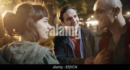 Eine undatiertes Handout Bild zeigt Schauspieler Laia Costa, Frederick Lau und Franz Rogowsk in ein Standbild aus dem Film "Victoria" von Regisseur Sebastian Schipper. Der Film werden im offiziellen Wettbewerb der 65. jährlichen Berliner Filmfestspiele "Berlinale", das von 05 bis 15. Februar 2015 läuft präsentiert. Foto: SENATOR FILM VERLEIHCHEF/BERLINALE/Dpa - obligatorische CREDIT/NO Vertrieb/Nutzung nur bis 15 März 2015 HANDOUT nur zur redaktionellen Nutzung - Stockfoto