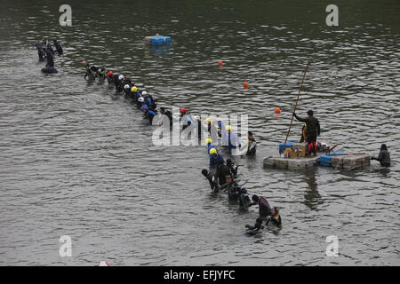 Taipeh. 6. Februar 2015. Retter suchen nach fehlenden Passagiere in der Keelung-Fluss in Taipei, Südost-China Taiwan, 6. Februar 2015. Retter der Suchbereich für die fehlenden Passagiere Freitag erweitert und zwei weitere Leichen wurden geborgen. Ein Flugzeug der TransAsia Airways stürzte in Keelung River Mittwoch Morgen, nachdem seine Flügel ein Taxi auf eine erhöhte Autobahn 10 Minuten nach dem Start abgeschnitten. Bildnachweis: Jin Liwang/Xinhua/Alamy Live-Nachrichten Stockfoto