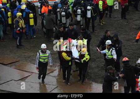 Taipeh. 6. Februar 2015. Retter übertragen den Körper eines Flugzeug-Absturz-Opfers am Ufer des Keelung-Flusses in Südost-China Taiwan, Taipei 6. Februar 2015. Retter der Suchbereich für die fehlenden Passagiere Freitag erweitert und zwei weitere Leichen wurden geborgen. Ein Flugzeug der TransAsia Airways stürzte in Keelung River Mittwoch Morgen, nachdem seine Flügel ein Taxi auf eine erhöhte Autobahn 10 Minuten nach dem Start abgeschnitten. Bildnachweis: Jin Liwang/Xinhua/Alamy Live-Nachrichten Stockfoto