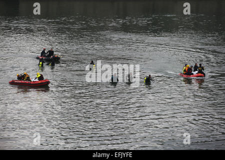 Taipeh. 6. Februar 2015. Retter übertragen die Leichen von zwei Flugzeug-Crash-Opfer durch Flöße in Keelung River von Taipei, Südost-China Taiwan, 6. Februar 2015. Retter der Suchbereich für die fehlenden Passagiere Freitag erweitert und zwei weitere Leichen wurden geborgen. Ein Flugzeug der TransAsia Airways stürzte in Keelung River Mittwoch Morgen, nachdem seine Flügel ein Taxi auf eine erhöhte Autobahn 10 Minuten nach dem Start abgeschnitten. Bildnachweis: Jin Liwang/Xinhua/Alamy Live-Nachrichten Stockfoto