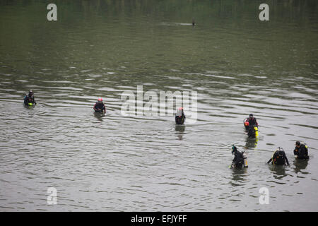 Taipeh. 6. Februar 2015. Retter suchen nach fehlenden Passagiere in der Keelung-Fluss in Taipei, Südost-China Taiwan, 6. Februar 2015. Retter der Suchbereich für die fehlenden Passagiere Freitag erweitert und zwei weitere Leichen wurden geborgen. Ein Flugzeug der TransAsia Airways stürzte in Keelung River Mittwoch Morgen, nachdem seine Flügel ein Taxi auf eine erhöhte Autobahn 10 Minuten nach dem Start abgeschnitten. Bildnachweis: Jin Liwang/Xinhua/Alamy Live-Nachrichten Stockfoto