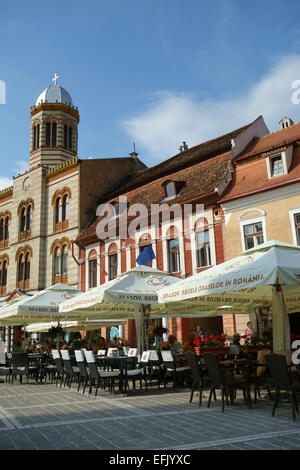 Orthodoxe Kirche und Straßencafés in Piata Sfatului, Brasov, Siebenbürgen, Rumänien Stockfoto