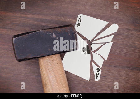 Hammer mit einem gebrochenen Karte, Vintage-Look, Kreuz as Stockfoto