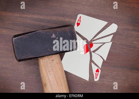 Hammer mit einem gebrochenen Karte, Vintage-Look, Herz-Ass Stockfoto