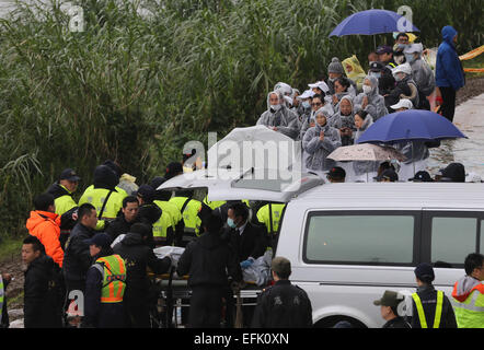 Taipeh. 6. Februar 2015. Retter setzen den Körper ein Flugzeug-Absturz-Opfer in einen LKW am Ufer des Flusses Keelung in Südost-China Taiwan, Taipei 6. Februar 2015. Retter der Suchbereich für die fehlenden Passagiere Freitag erweitert und vier weitere Leichen wurden geborgen. Bildnachweis: Jin Liwang/Xinhua/Alamy Live-Nachrichten Stockfoto