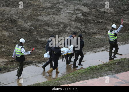 Taipeh. 6. Februar 2015. Retter übertragen den Körper ein Flugzeug-Absturz-Opfer in Südost-China Taiwan, Taipei 6. Februar 2015. Retter der Suchbereich für die fehlenden Passagiere Freitag erweitert und vier weitere Leichen wurden geborgen. Bildnachweis: Jin Liwang/Xinhua/Alamy Live-Nachrichten Stockfoto