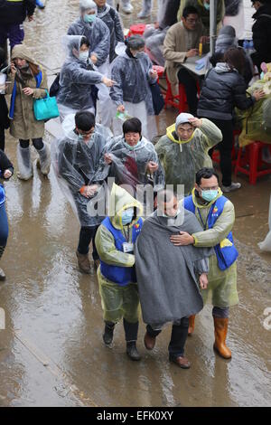 Taipeh. 6. Februar 2015. Angehörige von Opfern und fehlenden Passagiere eines Flugzeugabsturzes verlassen die Rescue-Site in Südost-China Taiwan, Taipei 6. Februar 2015. Retter der Suchbereich für die fehlenden Passagiere Freitag erweitert und vier weitere Leichen wurden geborgen. Bildnachweis: Jin Liwang/Xinhua/Alamy Live-Nachrichten Stockfoto