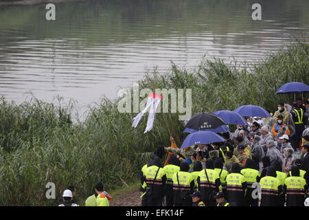 Taipeh. 6. Februar 2015. Verwandten halten eine Gedenkfeier für Flugzeug-Crash-Opfer am Ufer des Keelung-Flusses in Südost-China Taiwan, Taipei 6. Februar 2015. Retter der Suchbereich für die fehlenden Passagiere Freitag erweitert und vier weitere Leichen wurden geborgen. Bildnachweis: Jin Liwang/Xinhua/Alamy Live-Nachrichten Stockfoto